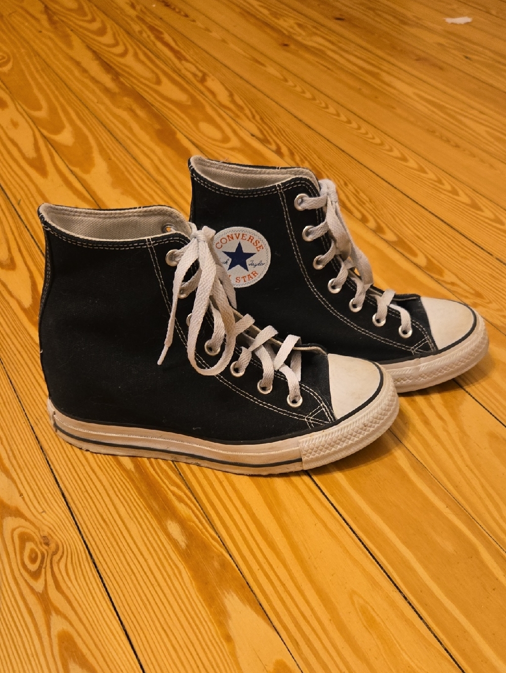 Chuck Taylor Lifted Converse